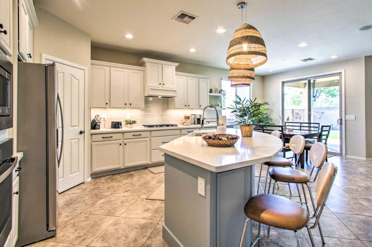 Family-Friendly Goodyear Home With Private Pool ภายนอก รูปภาพ