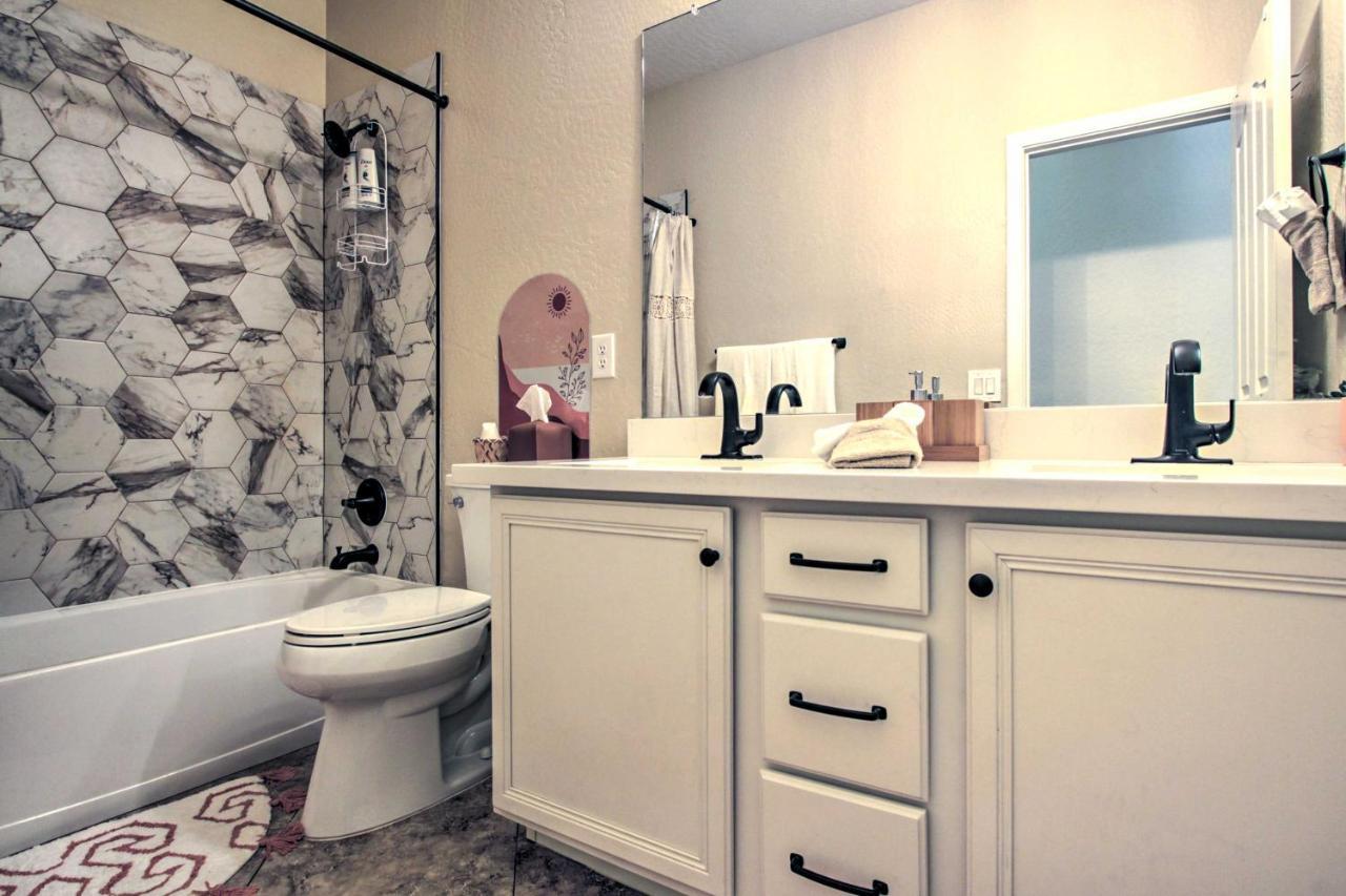 Family-Friendly Goodyear Home With Private Pool ภายนอก รูปภาพ